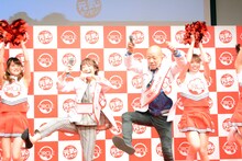 大使としての初仕事をこなす鈴木奈々とバイきんぐ小峠。