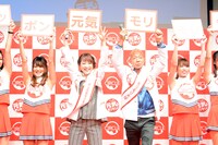 大使としての初仕事をこなす鈴木奈々とバイきんぐ小峠。