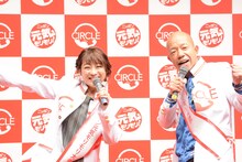 ニッポン元気モリモリ大使に就任した鈴木奈々と、モリモリ大使に就任したバイきんぐ小峠（右）。