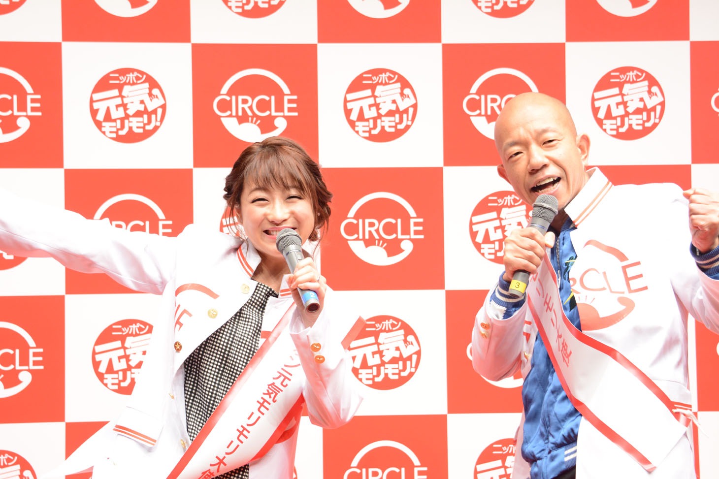ニッポン元気モリモリ大使に就任した鈴木奈々と、モリモリ大使に就任したバイきんぐ小峠（右）。