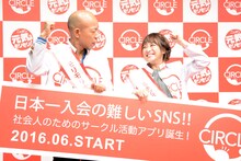 鈴木奈々にツッコミを入れるバイきんぐ小峠（左）。