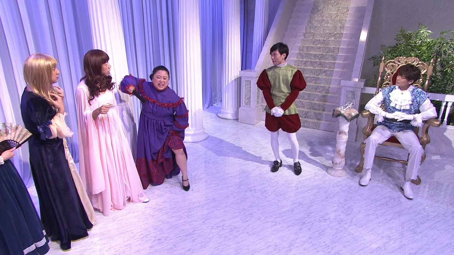 オープニングショートコントのワンシーン。(c)NHK