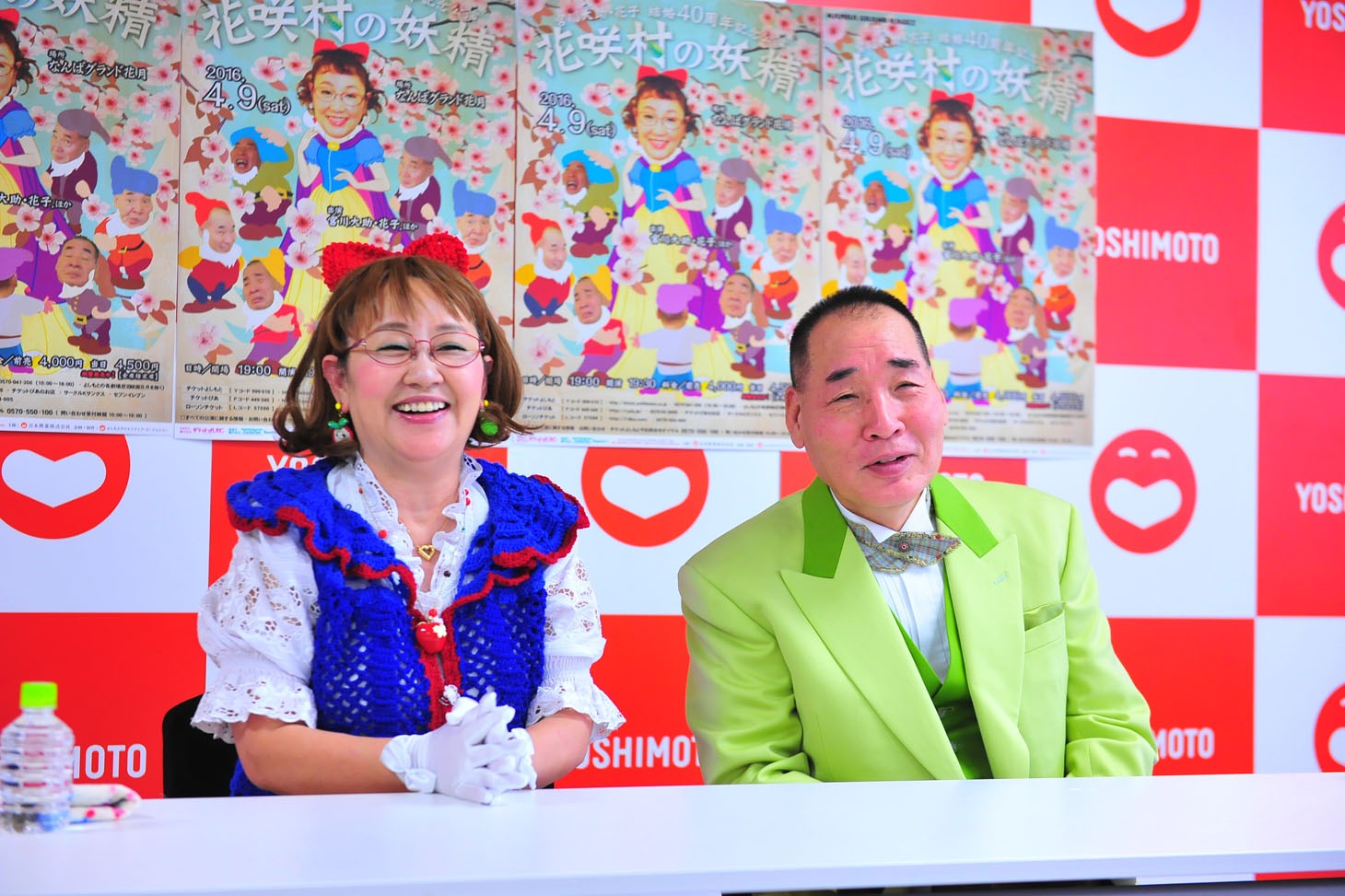 会見の様子。