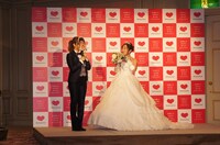 キンタロー。の夫のお面で顔を隠しながら登場した菊地亜美（左）。