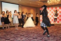 “ハートダンス”を踊るキンタロー。と菊地亜美。