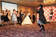 “ハートダンス”を踊るキンタロー。と菊地亜美。