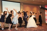 “ハートダンス”を踊るキンタロー。と菊地亜美。