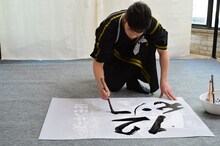 書き初めに臨む、おさる。