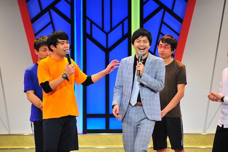 入籍を発表した河野（右）。