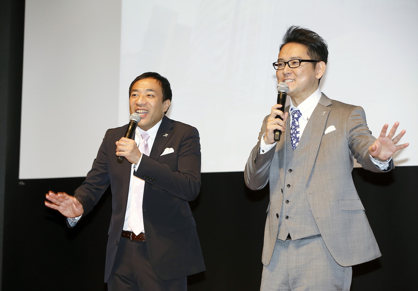 BS朝日の番組説明会に登壇し、新番組「お笑い演芸館」をPRするナイツ。(c)BS朝日