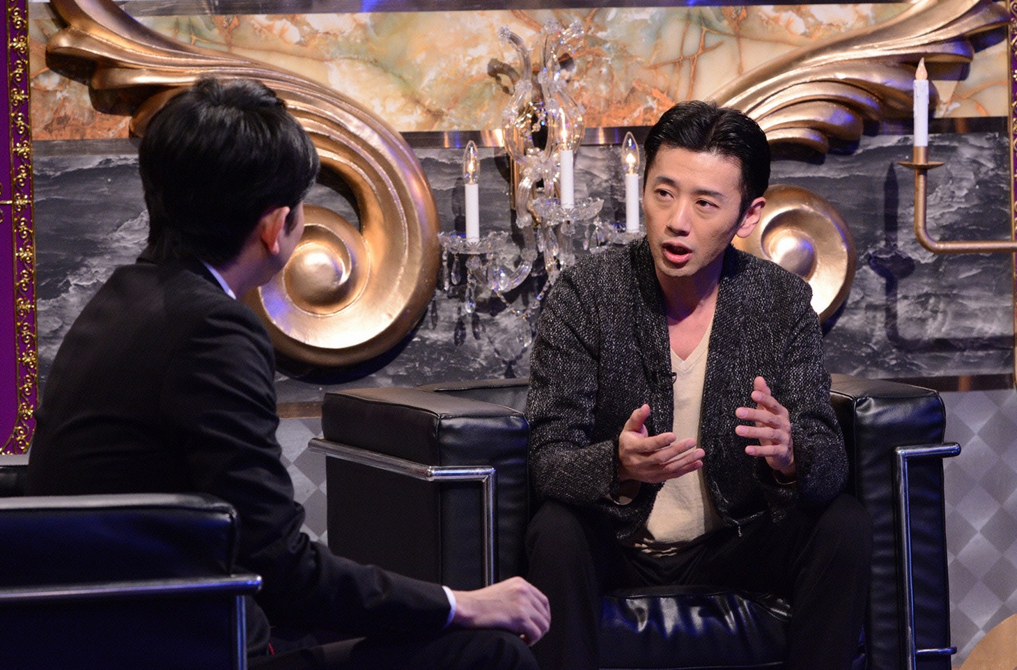 「有吉反省会」反省人の大浦龍宇一（右）とMCの有吉弘行（左）。(c)日本テレビ