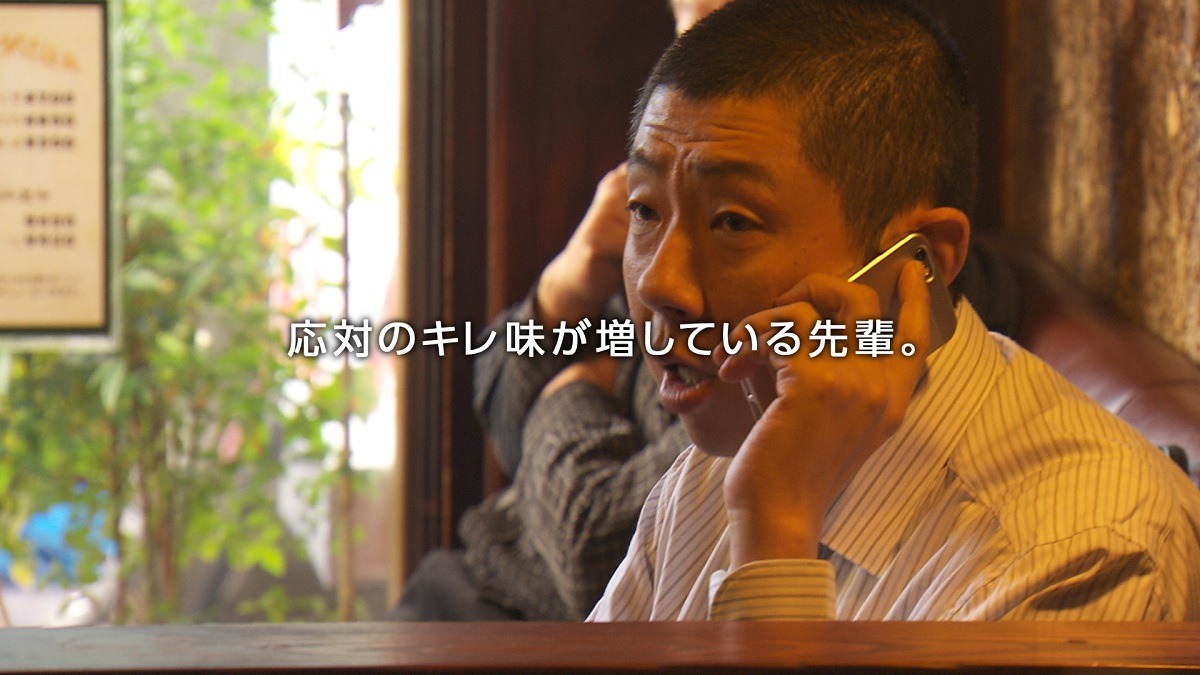 CM「先輩も1UP 喫茶店店員の証言」編のワンシーン。