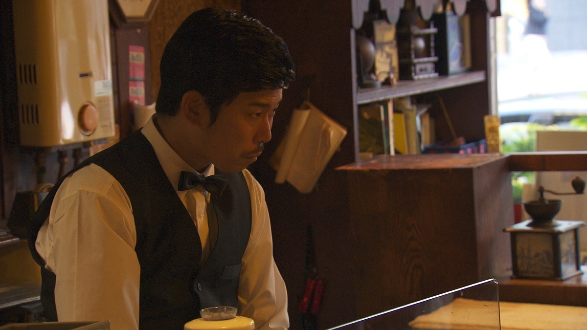 CM「先輩も1UP 喫茶店店員の証言」編のワンシーン。