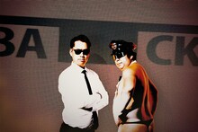 バナナマン扮する音楽ユニット・T-STYLE。左からSHITA、HIMU。