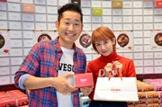 森永製菓の「『DARS Chocolat』Boutique」で、ユニット「おかっぴぃ」として臨時店長を務めた、（左から）上々軍団さわやか五郎、℃-uteの岡井千聖。
