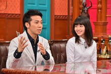 左からピース綾部、山本舞香。(c)日本テレビ