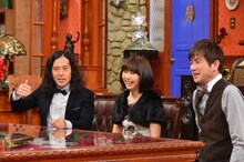 左からピース又吉、麻木久仁子、羽鳥慎一。(c)日本テレビ