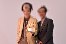 ケーキを持って記念写真を撮るライセンス。