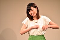 なぞかけを成功させ「ありがとうございます」とお決まりの仕草を見せる紺野ぶるま。