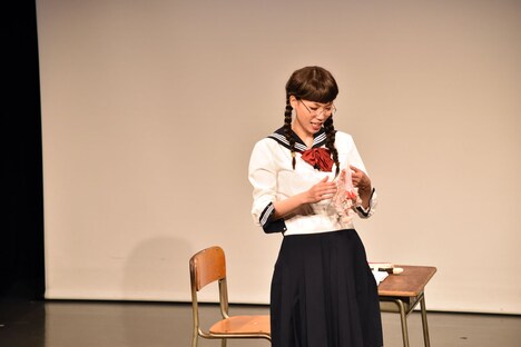 コント「早朝の教室にて」のワンシーン。