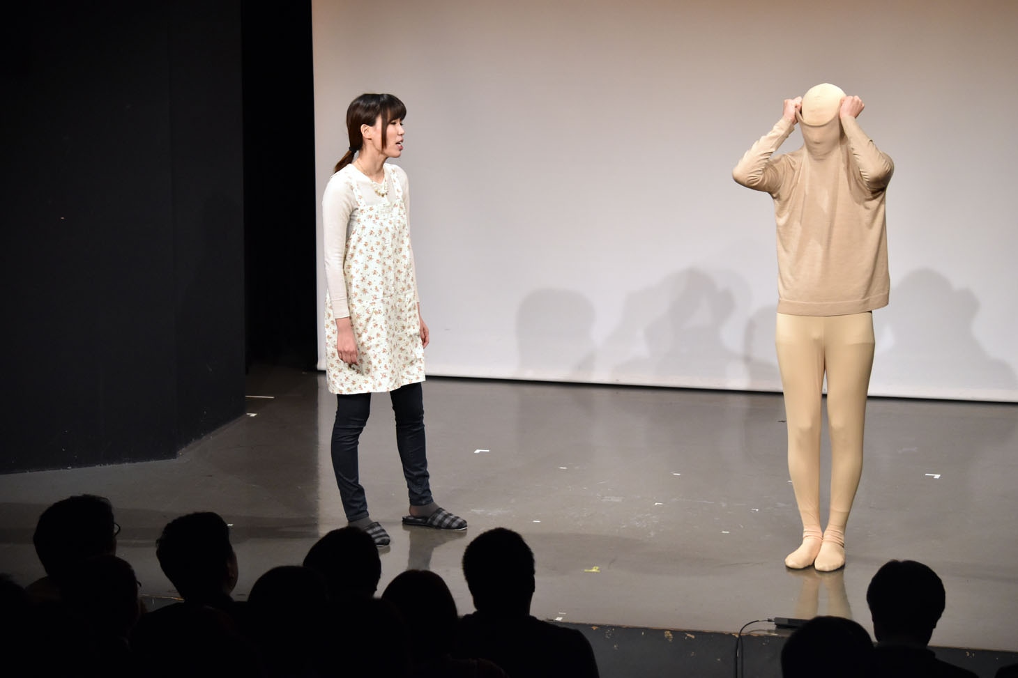 コント「引きこもりの息子」のワンシーン。