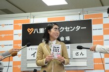 囲み取材中のイモトアヤコ。