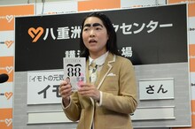囲み取材中のイモトアヤコ。