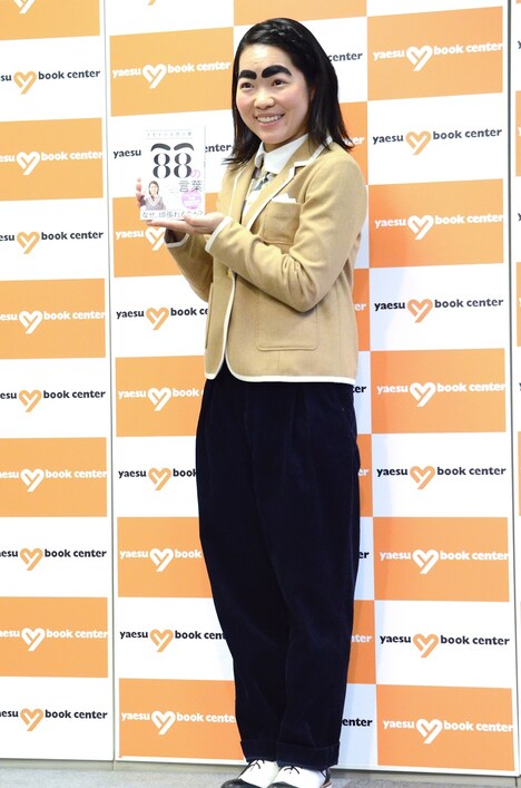 囲み取材に登場したイモトアヤコ。