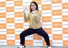 囲み取材に登場したイモトアヤコ。