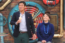 「痛快！明石家電視台」左から明石家さんま、ゲストの友近。(c)MBS