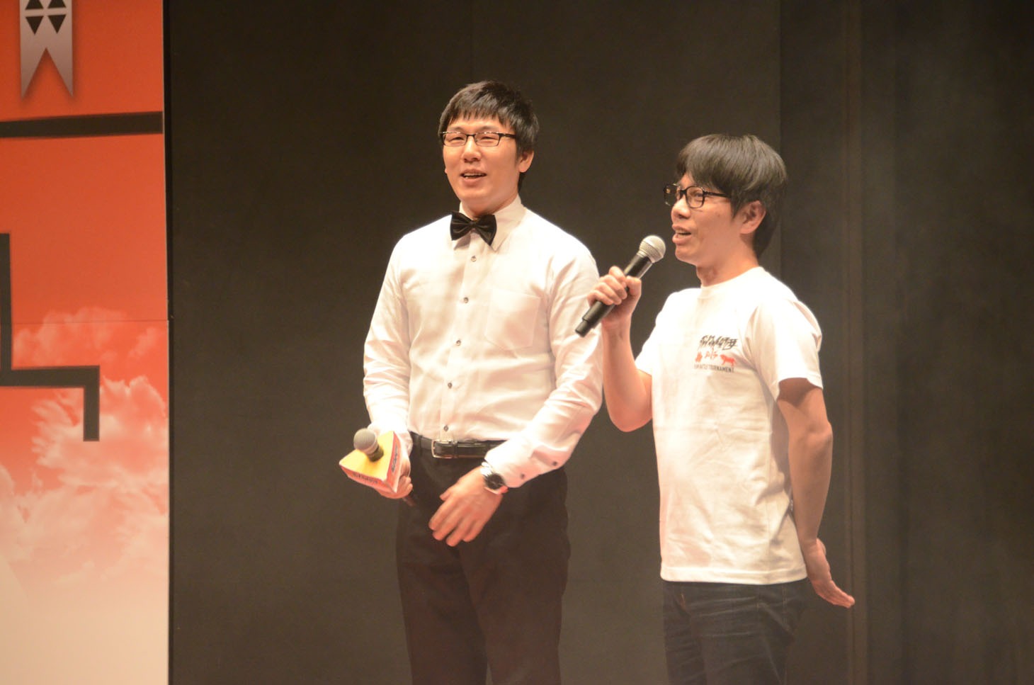 司会を務める浅越ゴエとバッファロー吾郎・竹若。