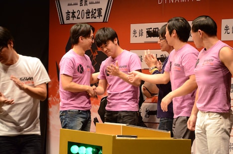 大将のオードリー若林と握手を交わすケイダッシュ軍の面々。