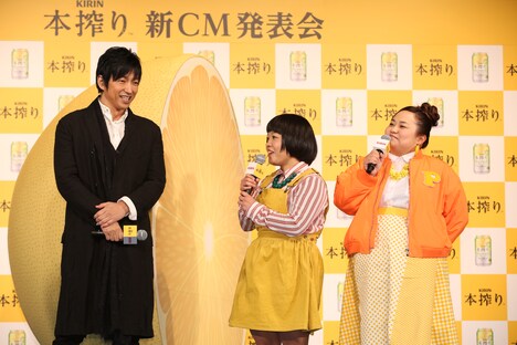 (左から)大沢たかお、おかずクラブ。