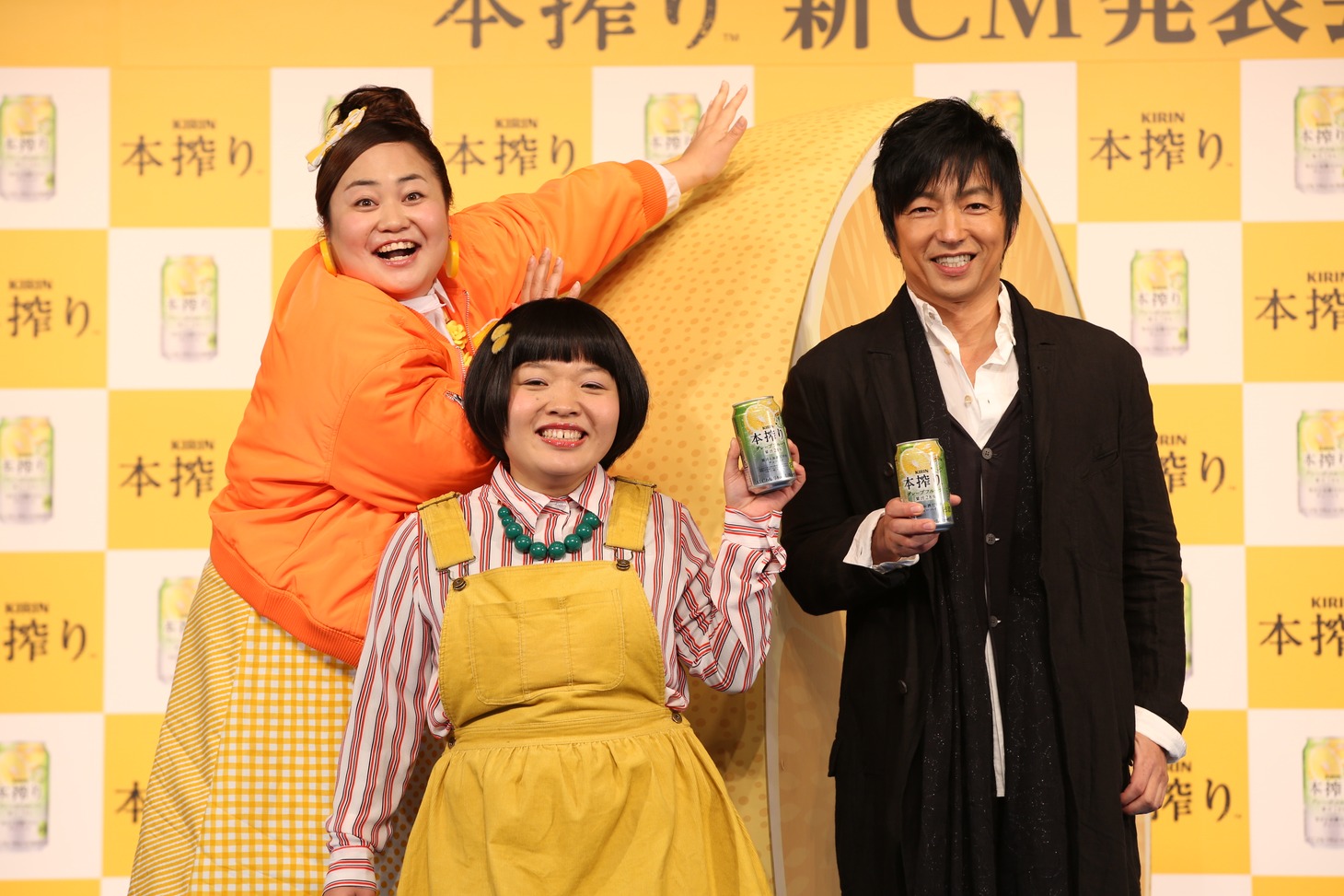 「キリン 本搾りチューハイ」の新CM発表会に登場した、（左から）おかずクラブ、大沢たかお。