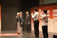 毒塗りトゲが飛び出す杖を突き出すA藤和尊。