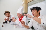 スイーツを試食する（左から）田中二朗氏、チュートリアル。