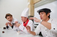 スイーツを試食する（左から）田中二朗氏、チュートリアル。