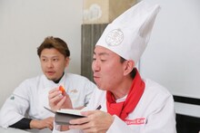 スイーツを試食するチュートリアル福田（右）。