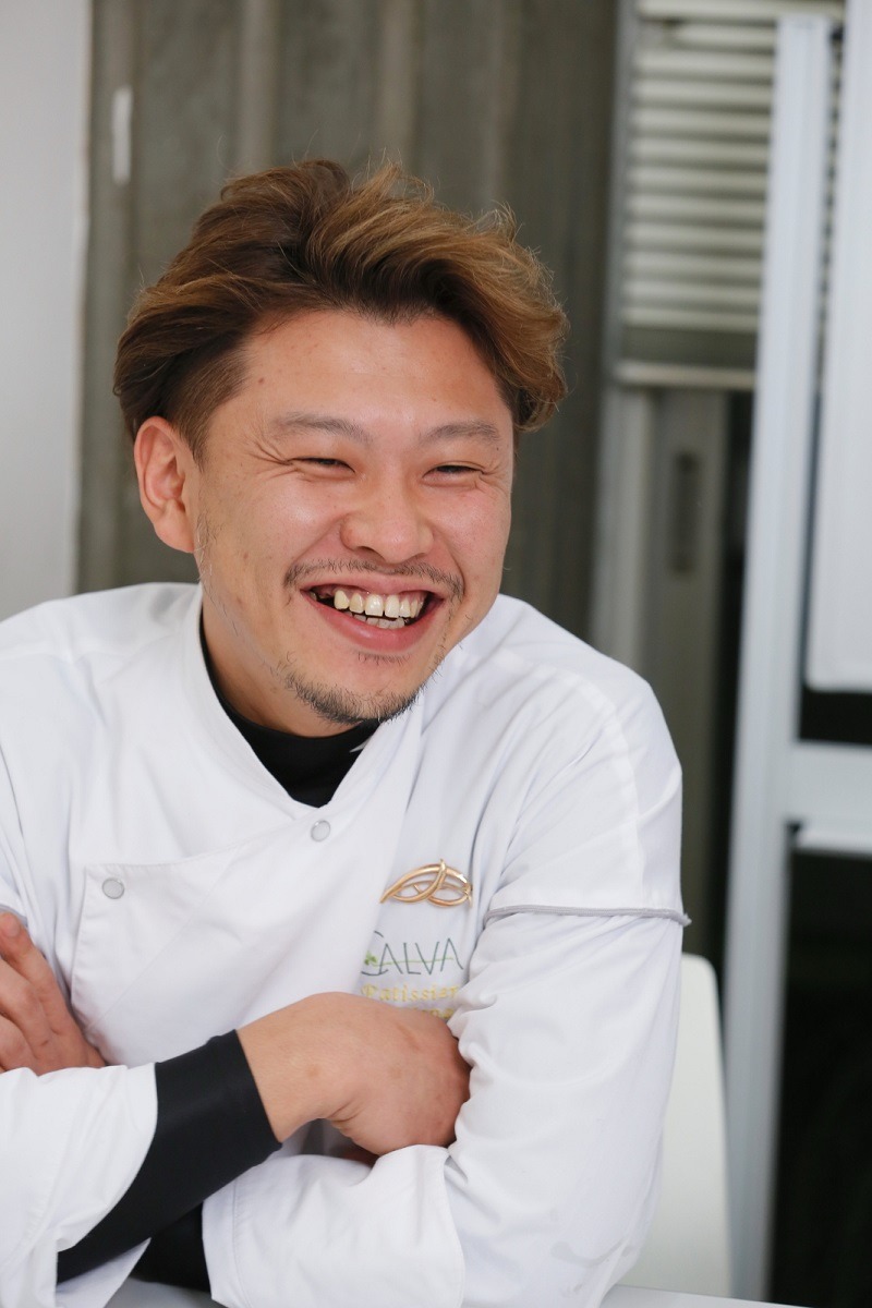 チュートリアルのアイデアをもとにスイーツを開発した田中二朗氏。