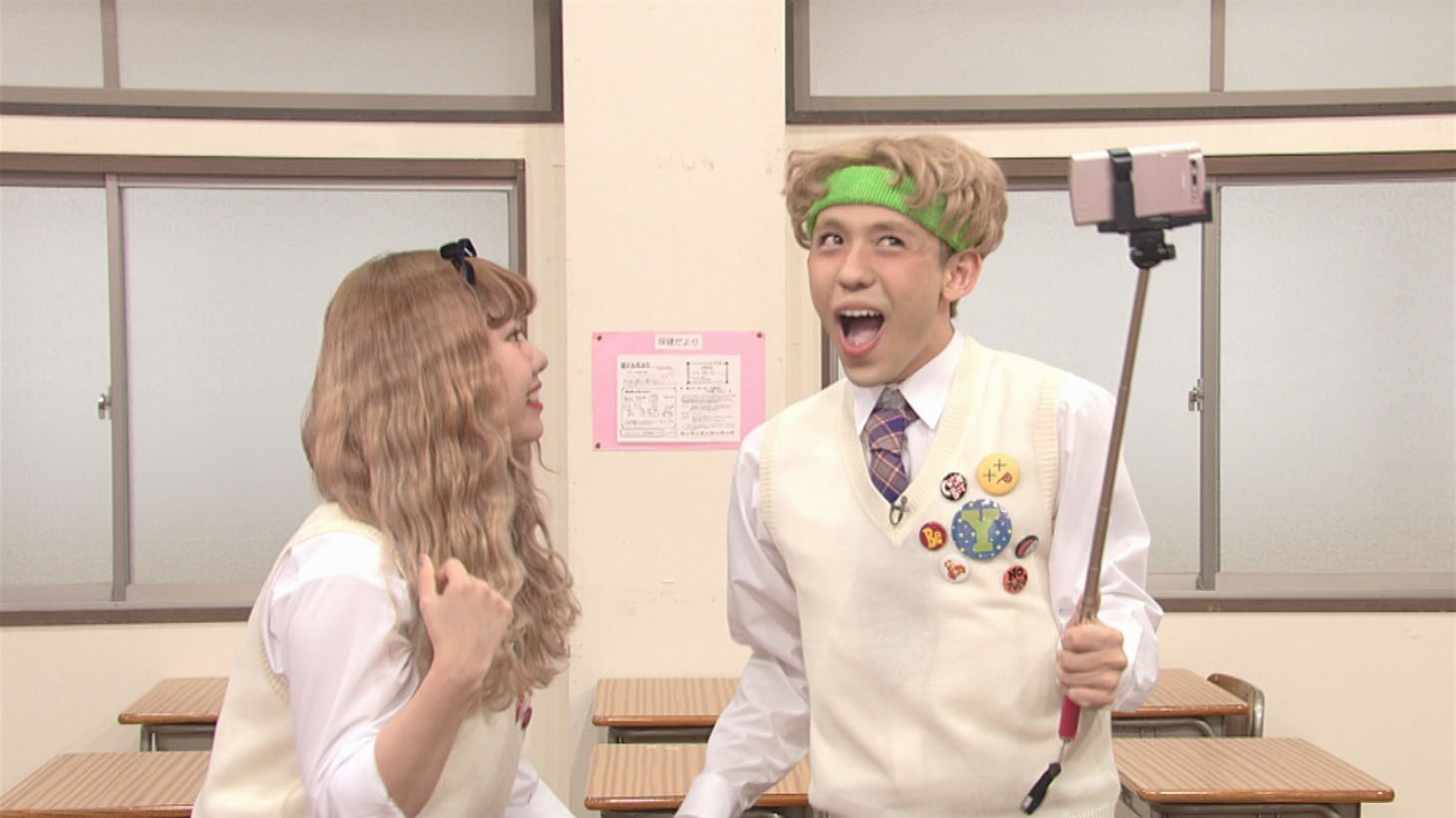 「学校あるあるコント」を繰り広げるぺこ、りゅうちぇる。(c)NHK