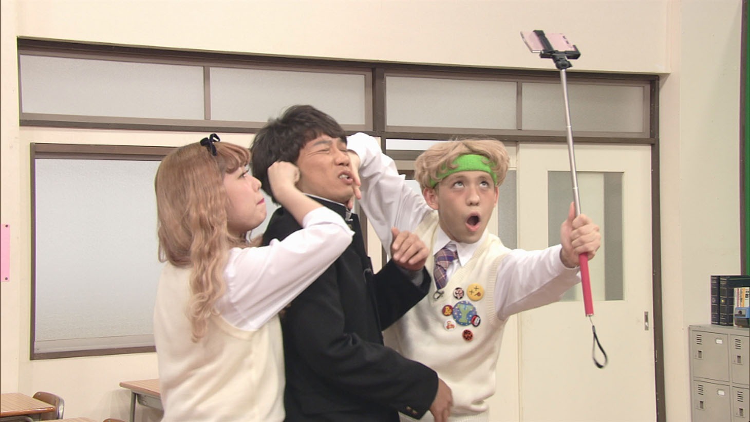 左から、ぺこ、TKO木本、りゅうちぇる。(c)NHK