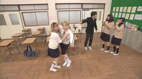 「学校あるあるコント」を繰り広げるぺこ、りゅうちぇるら。(c)NHK