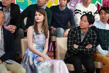 有吉弘行とマギー（左）。(c)RCC