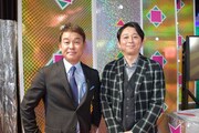 （左から）横山雄二（RCCアナウンサー）、有吉弘行。(c)RCC