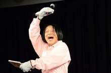 「シェー！」を披露する永野。