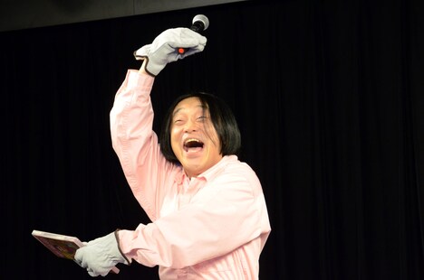 「シェー！」を披露する永野。