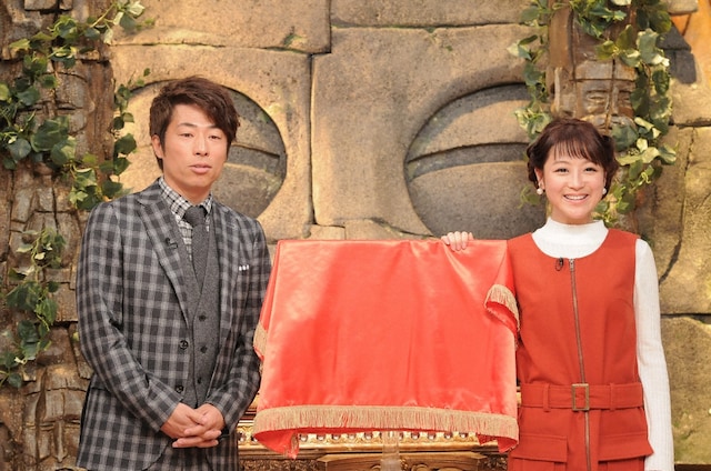 「世界がビビる夜」MCの（左から）ロンドンブーツ1号2号・田村淳、鈴木奈々。(c)TBS