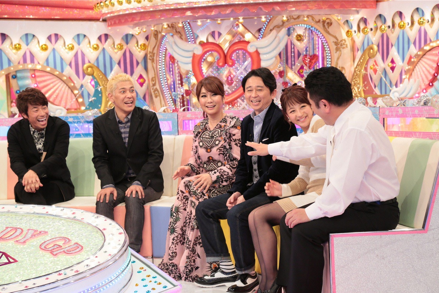 「ロンドンハーツ」で展開される「淳が泊まってジャッジ！　ホントはイイ女GP オネエVer.」のワンシーン。(c)テレビ朝日