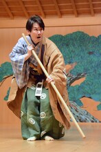 「現代狂言X ～狂言とコントが結婚したら～」公開稽古中の南原清隆。