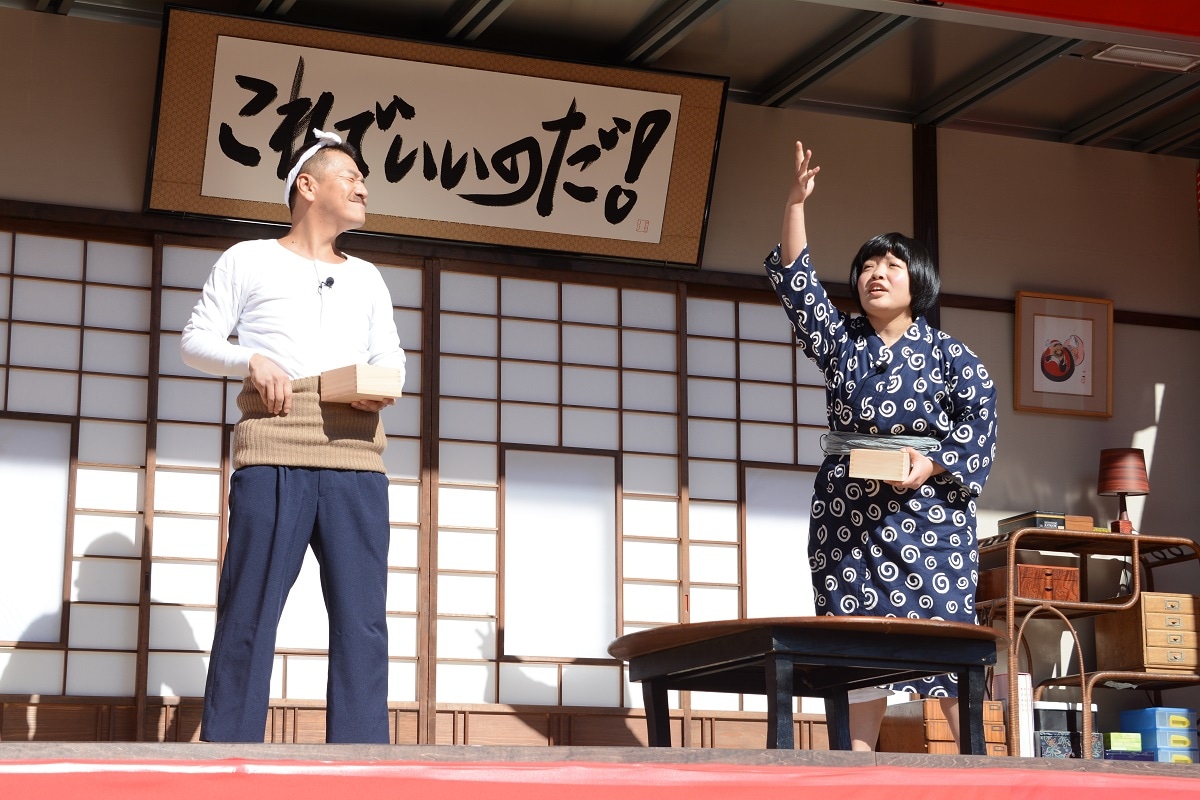 ドラマ版「天才バカボン」制作発表で披露された寸劇のワンシーン。